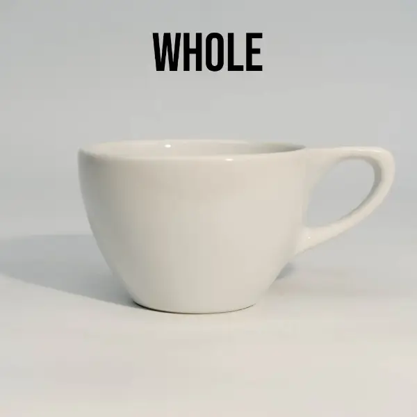 Visão completa da caneca de café cerâmica branca de tampa plana com alça