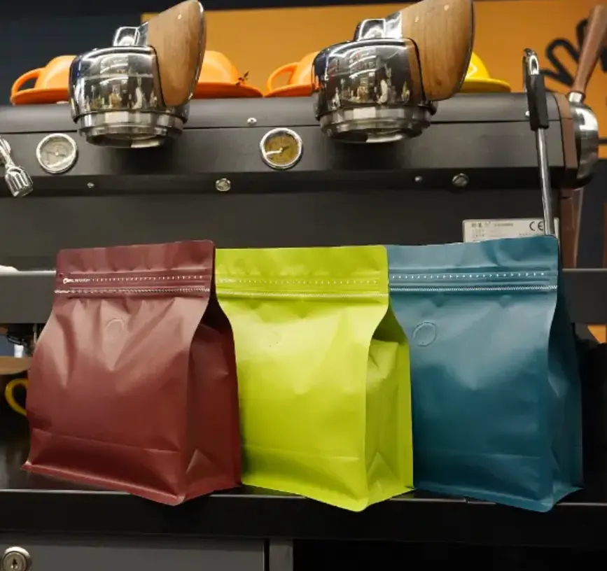 Saquinhas de café personalizadas com fundo plano